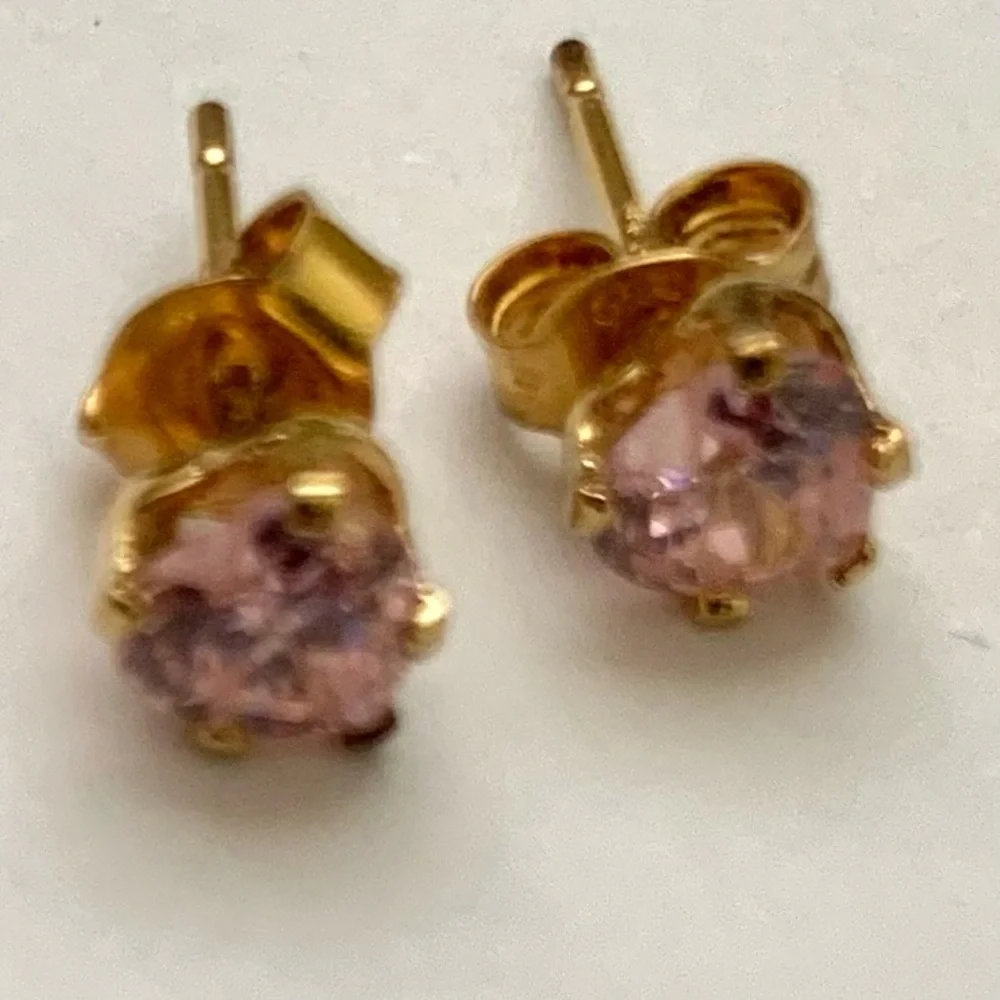 VINTAGE Heart-Shaped Pink Quartz Gem Stone Stud Earrings in Gold approx 1/4”